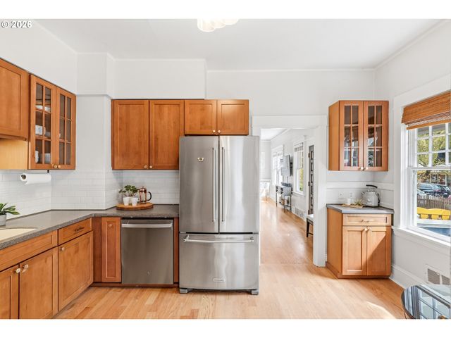 3557 Ne HOLLYROOD Ct, Portland, OR 97212