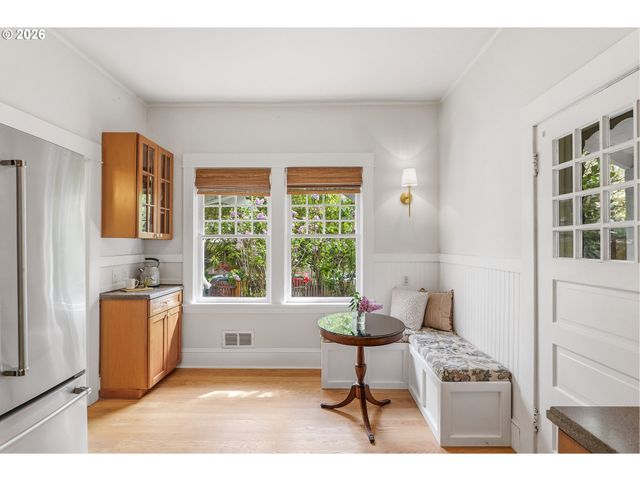 3557 Ne HOLLYROOD Ct, Portland, OR 97212