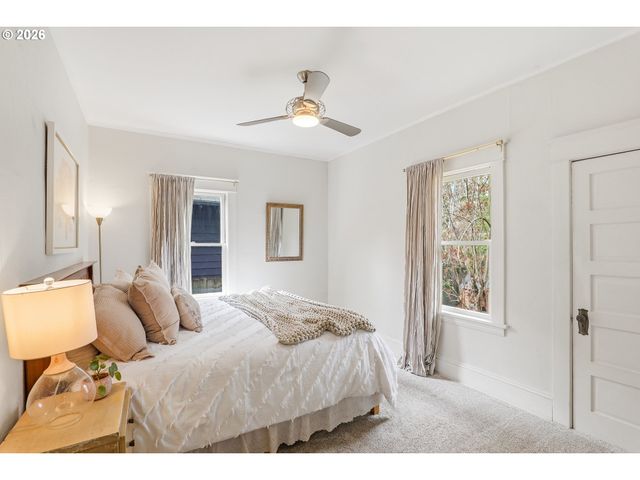 3557 Ne HOLLYROOD Ct, Portland, OR 97212