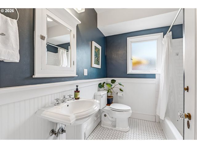 3557 Ne HOLLYROOD Ct, Portland, OR 97212