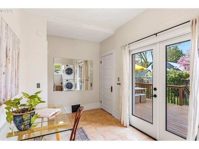 3557 Ne HOLLYROOD Ct, Portland, OR 97212