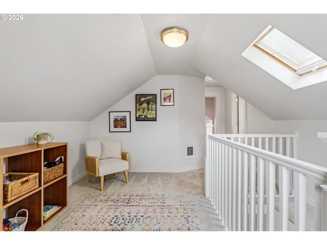 3557 Ne HOLLYROOD Ct, Portland, OR 97212