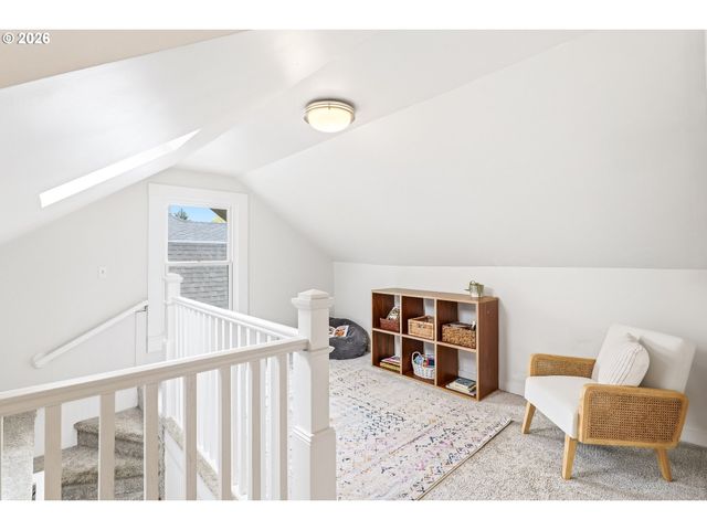 3557 Ne HOLLYROOD Ct, Portland, OR 97212