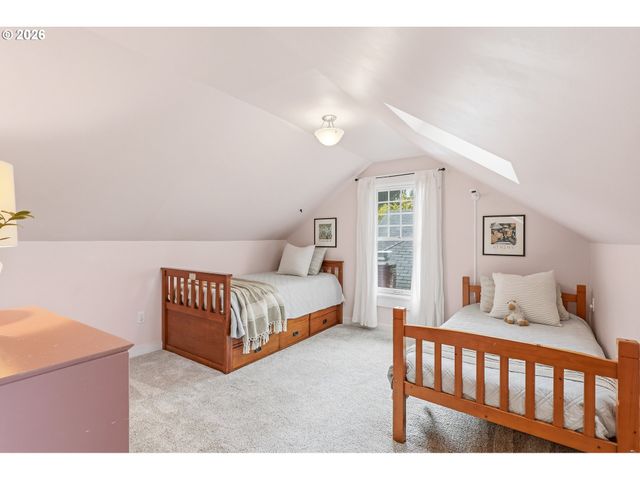 3557 Ne HOLLYROOD Ct, Portland, OR 97212