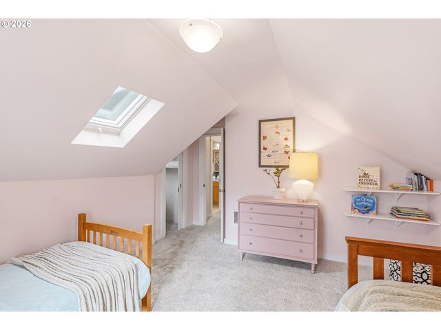 3557 Ne HOLLYROOD Ct, Portland, OR 97212