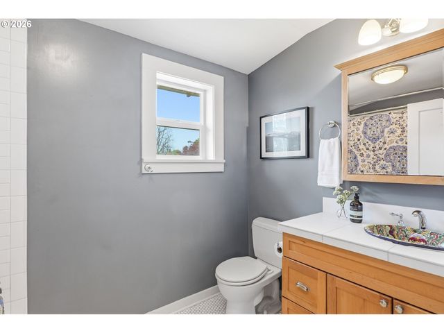 3557 Ne HOLLYROOD Ct, Portland, OR 97212