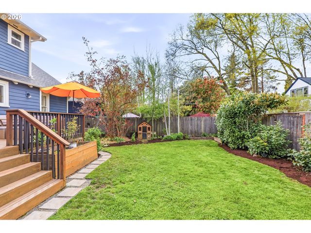 3557 Ne HOLLYROOD Ct, Portland, OR 97212