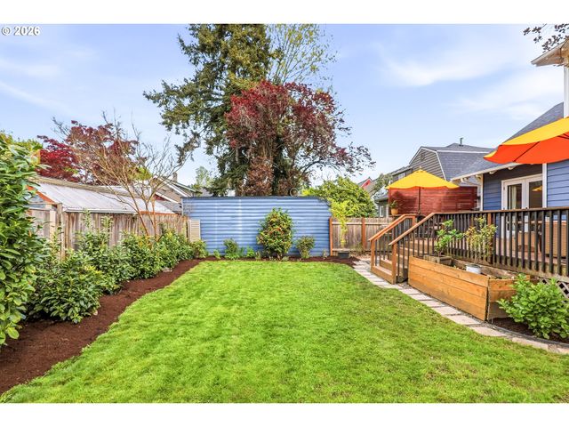 3557 Ne HOLLYROOD Ct, Portland, OR 97212