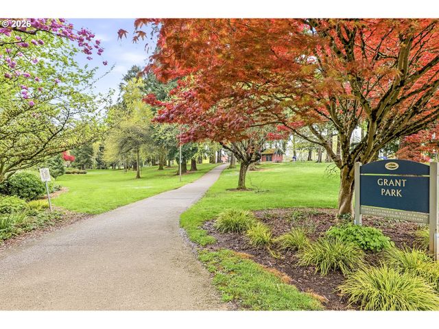 3557 Ne HOLLYROOD Ct, Portland, OR 97212