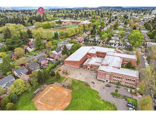 3557 Ne HOLLYROOD Ct, Portland, OR 97212