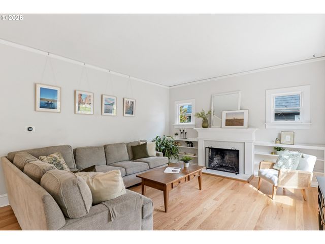 3557 Ne HOLLYROOD Ct, Portland, OR 97212