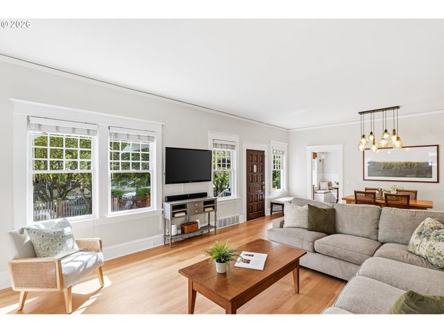 3557 Ne HOLLYROOD Ct, Portland, OR 97212