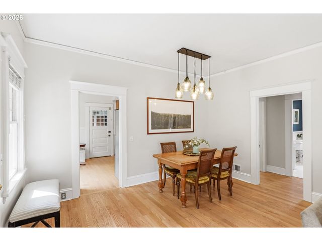 3557 Ne HOLLYROOD Ct, Portland, OR 97212