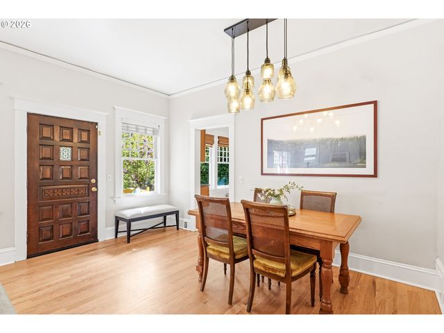 3557 Ne HOLLYROOD Ct, Portland, OR 97212