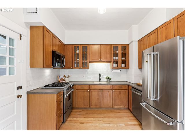 3557 Ne HOLLYROOD Ct, Portland, OR 97212