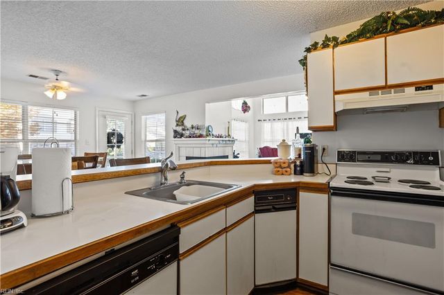 5056 Heathglen CIR, Virginia Beach, VA 23456