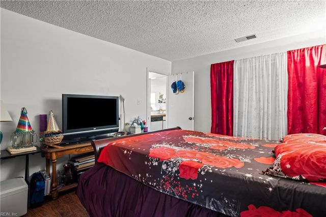 5056 Heathglen CIR, Virginia Beach, VA 23456