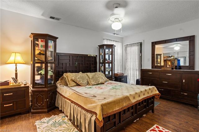 5056 Heathglen CIR, Virginia Beach, VA 23456