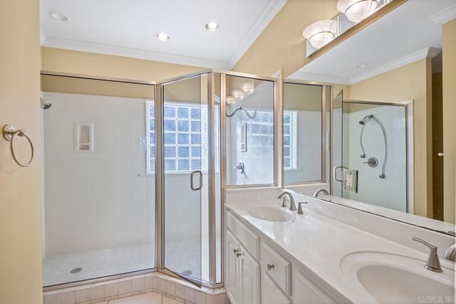 44 W Point Dr, Maumelle, AR 72113