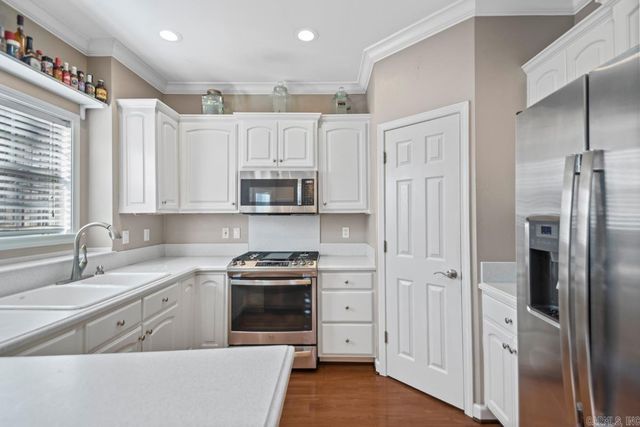 44 W Point Dr, Maumelle, AR 72113