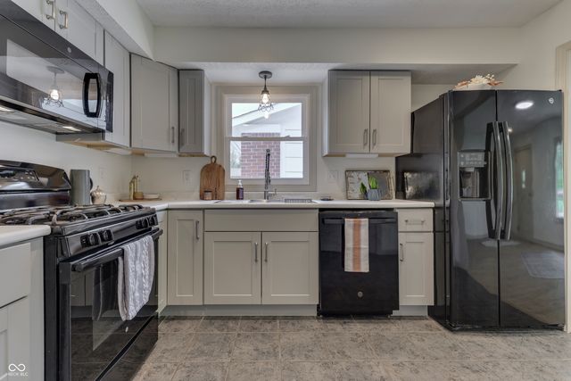 146 Parkview Drive, Whiteland, IN 46184