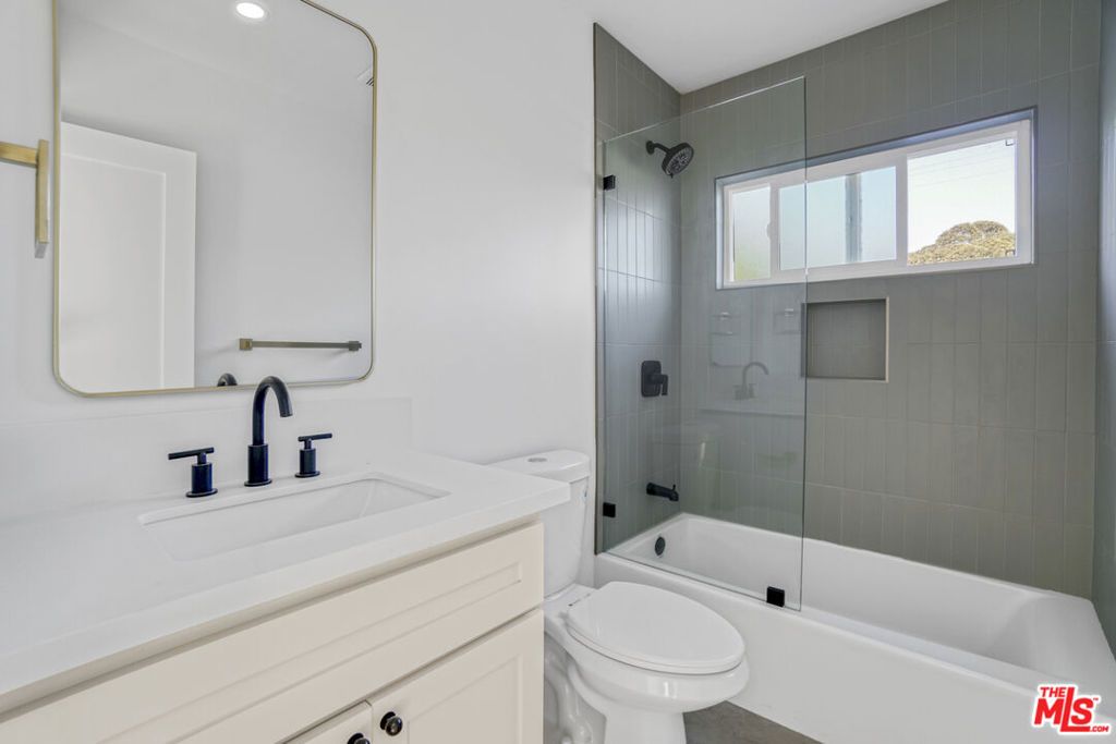 Image 12 of property listing at 559 Sunset Avenue, Venice, CA 90291