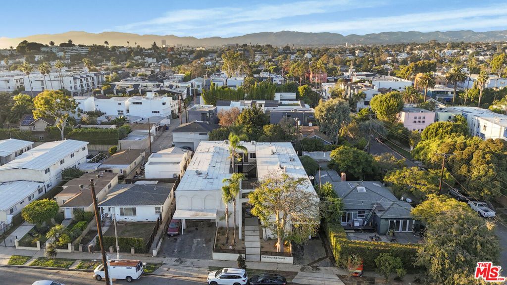 Image 16 of property listing at 559 Sunset Avenue, Venice, CA 90291