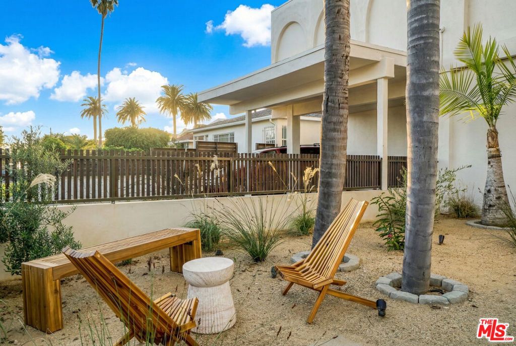 Image 3 of property listing at 559 Sunset Avenue, Venice, CA 90291