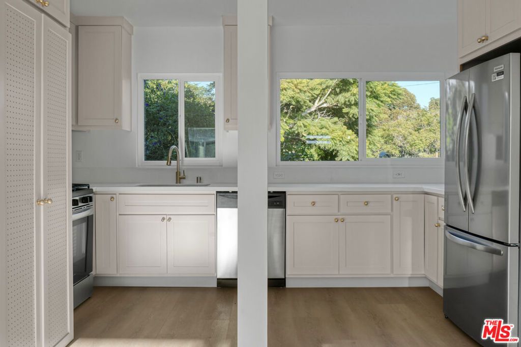 Image 7 of property listing at 559 Sunset Avenue, Venice, CA 90291