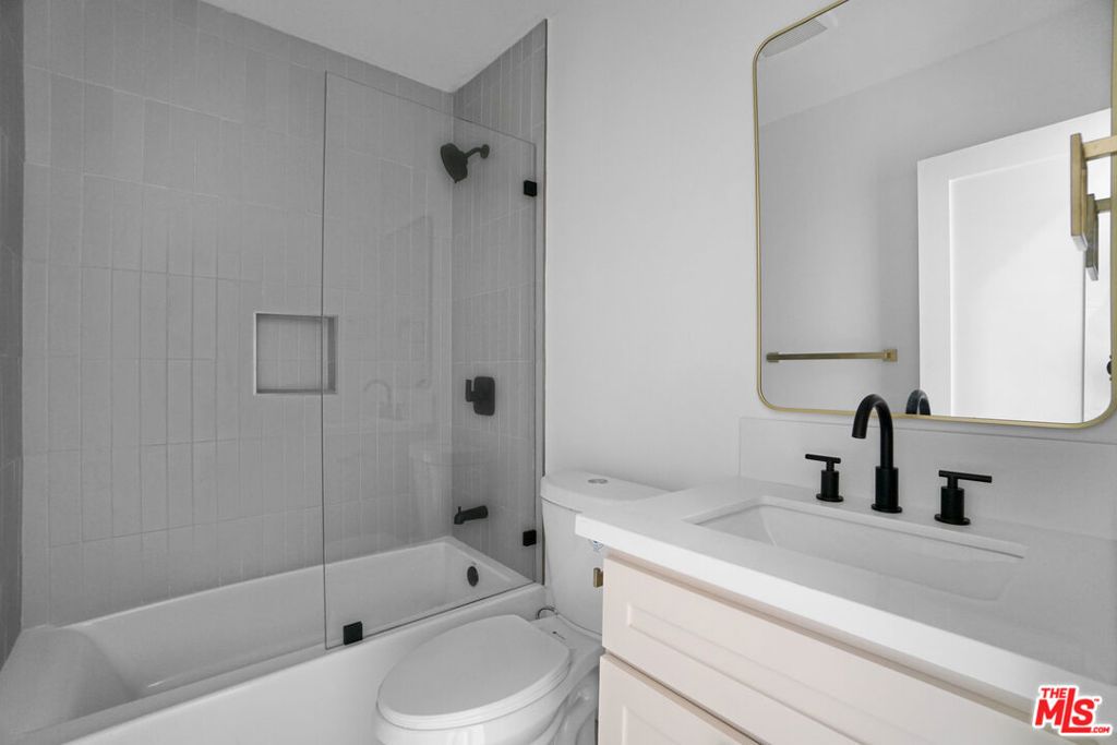 Image 8 of property listing at 559 Sunset Avenue, Venice, CA 90291