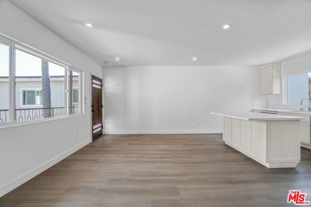 Image 9 of property listing at 559 Sunset Avenue, Venice, CA 90291