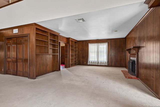 2634 County Road 4713, Lacoste, TX 78039