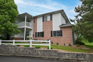 W241N2533 E Parkway Meadows CIRCLE #2, Pewaukee, WI 53072