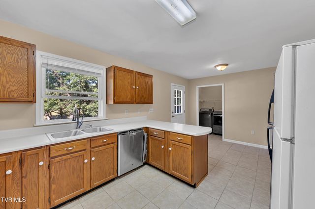 123 Hallborough Drive, Jonesborough, TN 37659