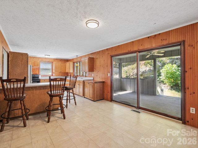 727 E Lyda Road, Hendersonville, NC 28792
