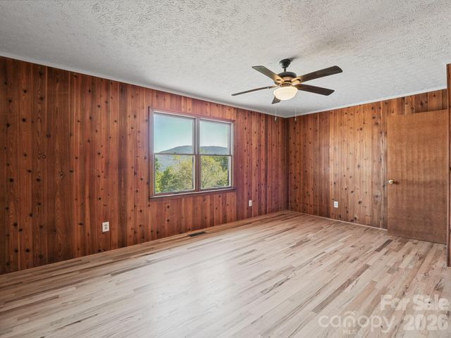 727 E Lyda Road, Hendersonville, NC 28792