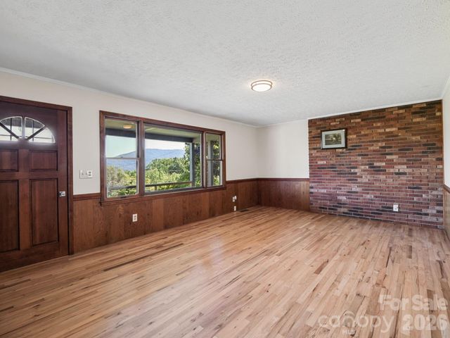 727 E Lyda Road, Hendersonville, NC 28792