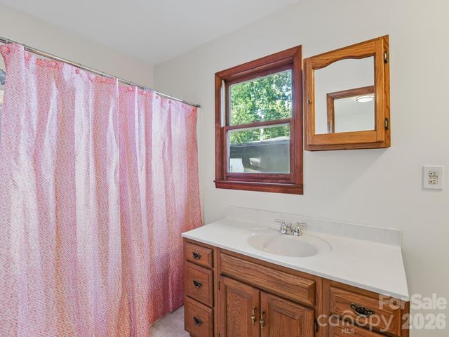 727 E Lyda Road, Hendersonville, NC 28792
