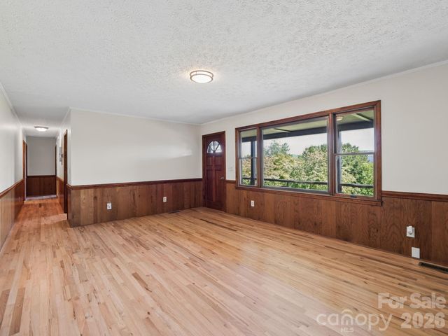 727 E Lyda Road, Hendersonville, NC 28792