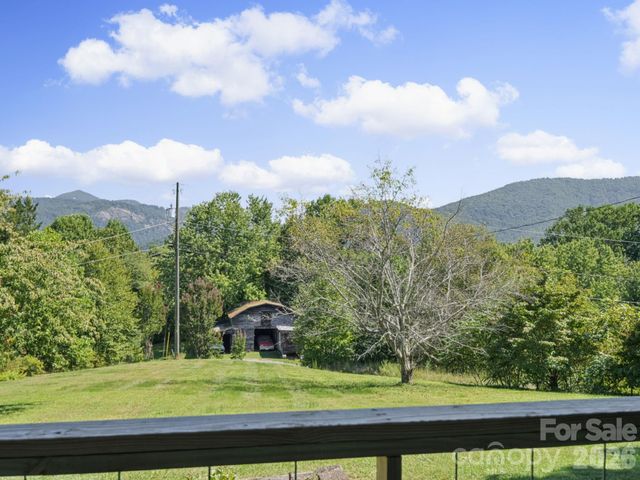 727 E Lyda Road, Hendersonville, NC 28792