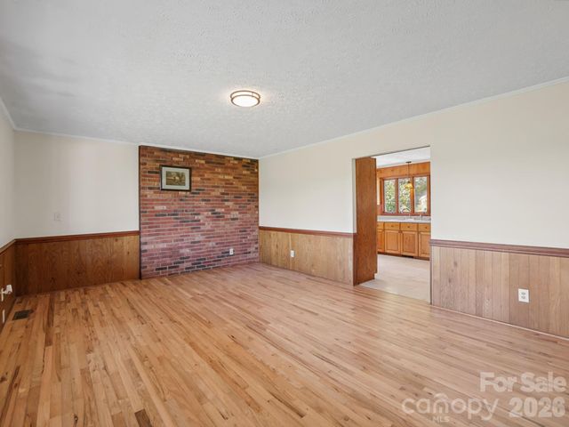 727 E Lyda Road, Hendersonville, NC 28792