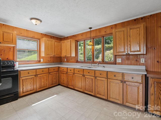 727 E Lyda Road, Hendersonville, NC 28792