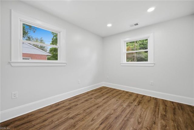 113 Shoe LN, Newport News, VA 23606