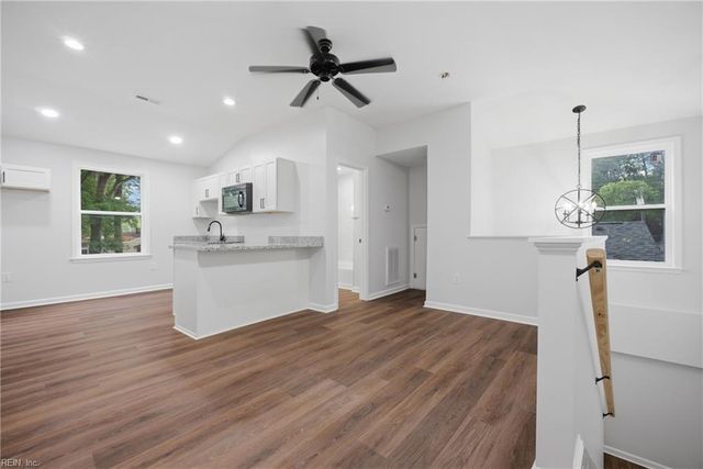 113 Shoe LN, Newport News, VA 23606