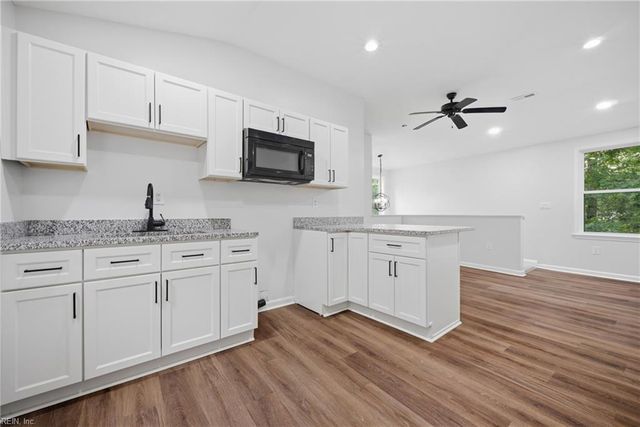 113 Shoe LN, Newport News, VA 23606