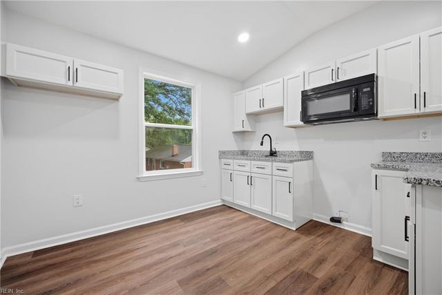 113 Shoe LN, Newport News, VA 23606
