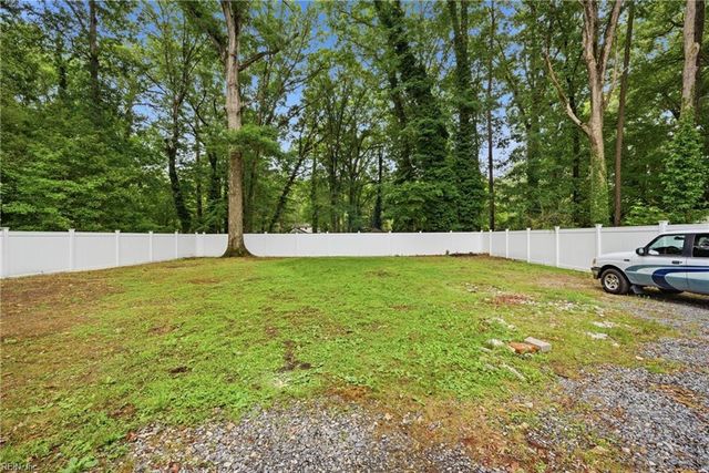 113 Shoe LN, Newport News, VA 23606
