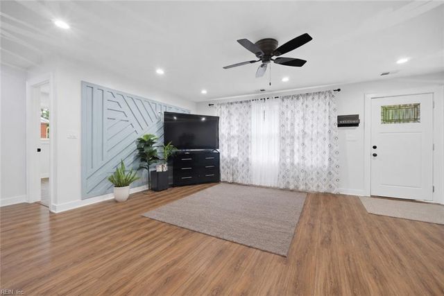 113 Shoe LN, Newport News, VA 23606