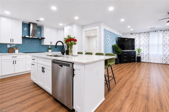 113 Shoe LN, Newport News, VA 23606