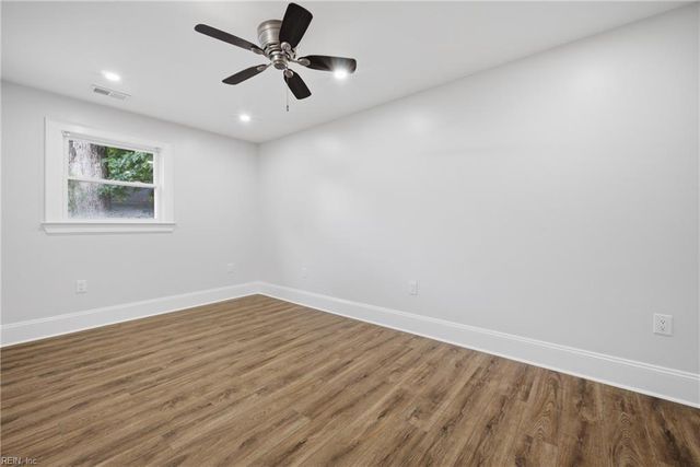 113 Shoe LN, Newport News, VA 23606